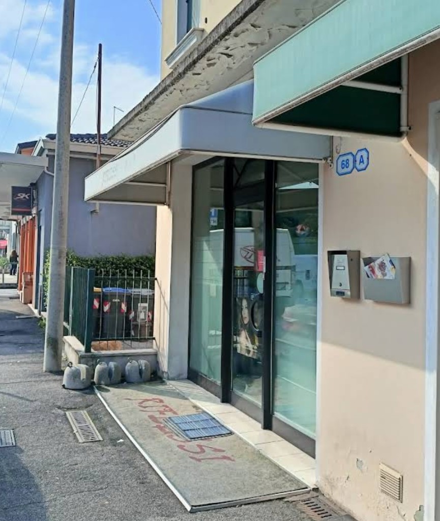 Ingresso di In Volo di Pin Barbara in Via Cave a Padova